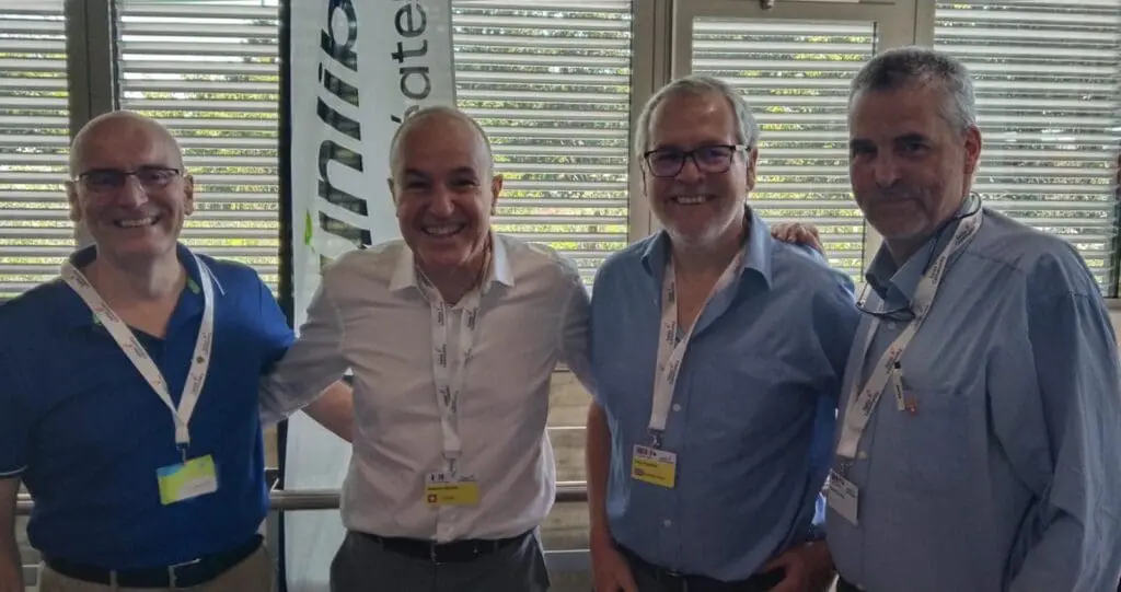 Die Teilnehmenden der GLP International an der Auslandschweizerkonferenz posieren vor einer GLP Beachflag.